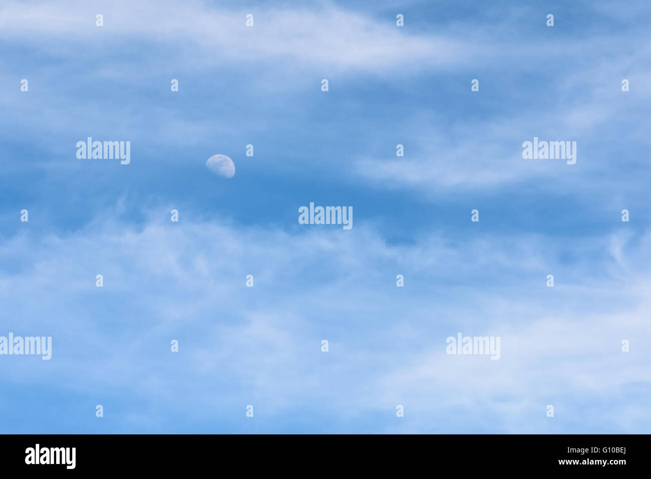Lune Visible en plein jour Ciel bleu avec des nuages blanc. Banque D'Images