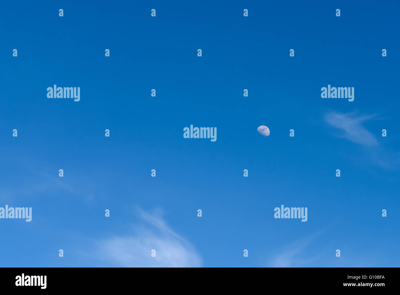 Lune Visible en plein jour Ciel bleu avec des nuages blanc. Banque D'Images
