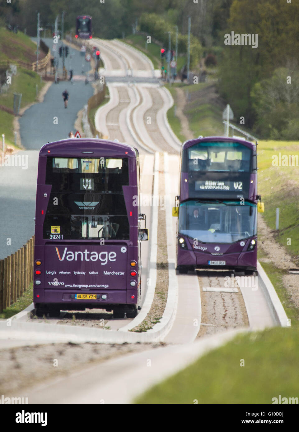 Deux bus à impériale passant sur le nouveau béton busway guidé Banque D'Images