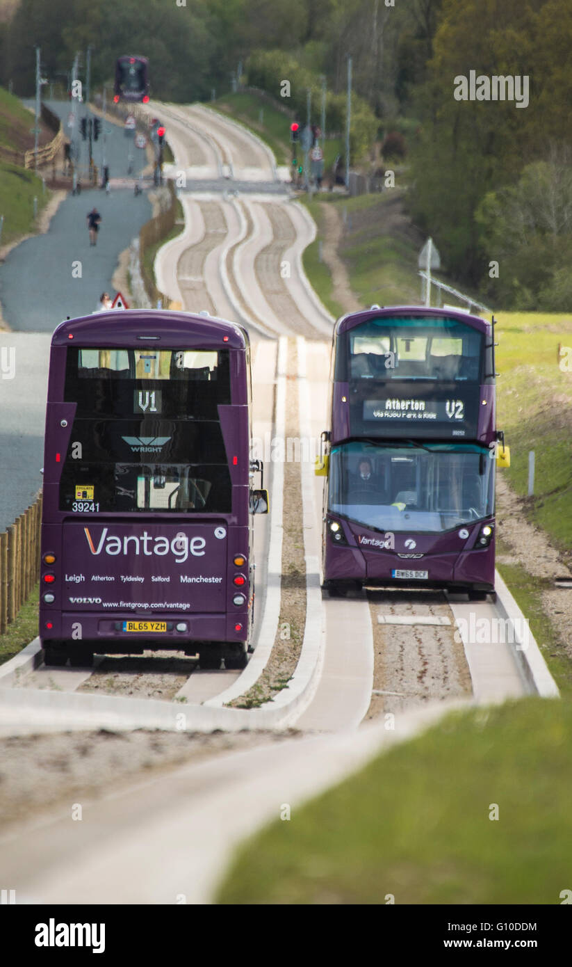 Deux bus à impériale passant sur le nouveau béton busway guidé Banque D'Images