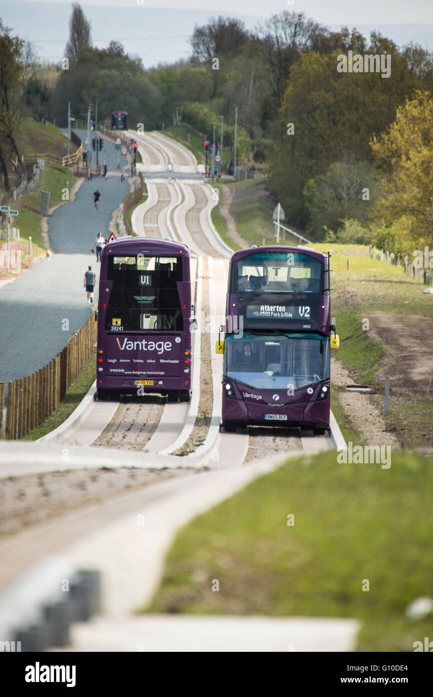Deux bus à impériale passant sur le nouveau béton busway guidé Banque D'Images