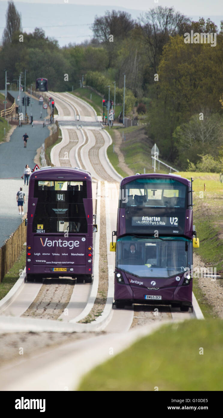 Deux bus à impériale passant sur le nouveau béton busway guidé Banque D'Images