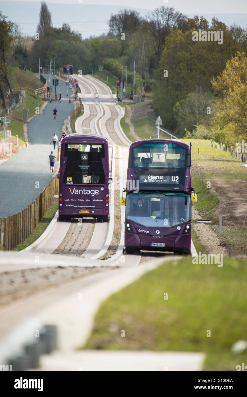 Deux bus à impériale passant sur le nouveau béton busway guidé Banque D'Images
