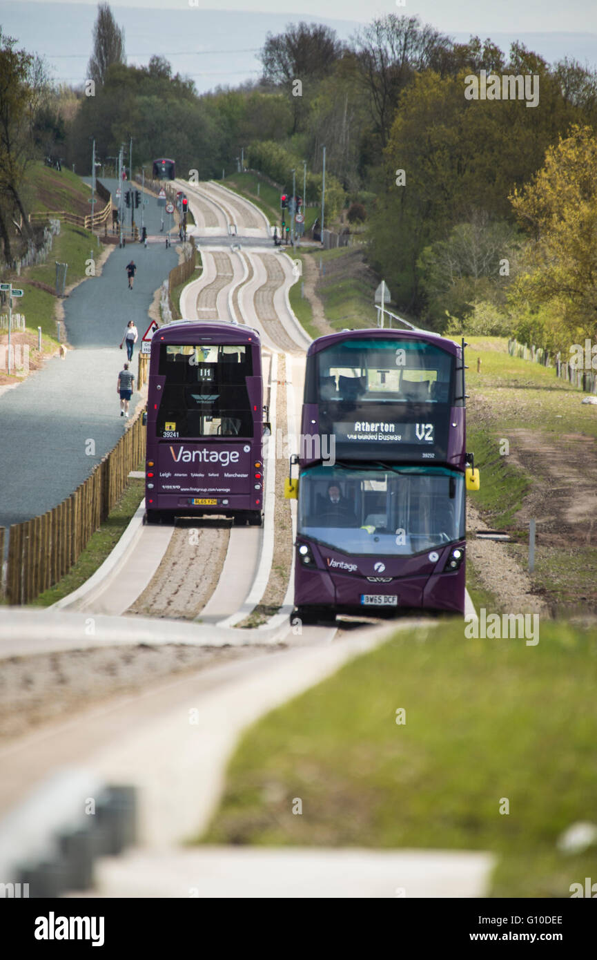 Deux bus à impériale passant sur le nouveau béton busway guidé Banque D'Images