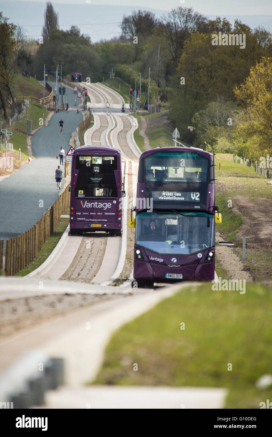 Deux bus à impériale passant sur le nouveau béton busway guidé Banque D'Images
