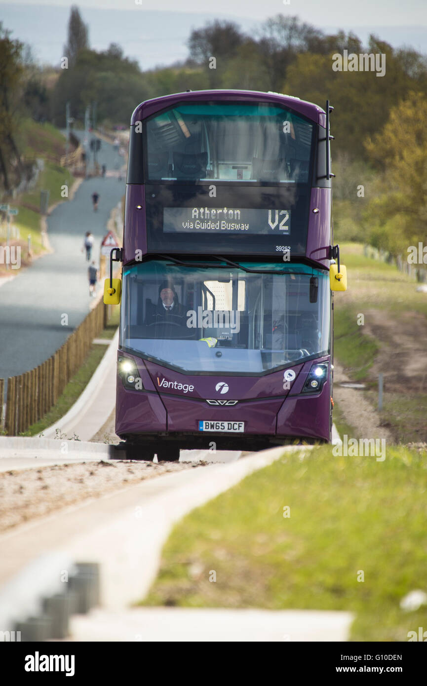 Sur les nouveaux bus mauve busway guidé conducteur et les passagers visible Banque D'Images