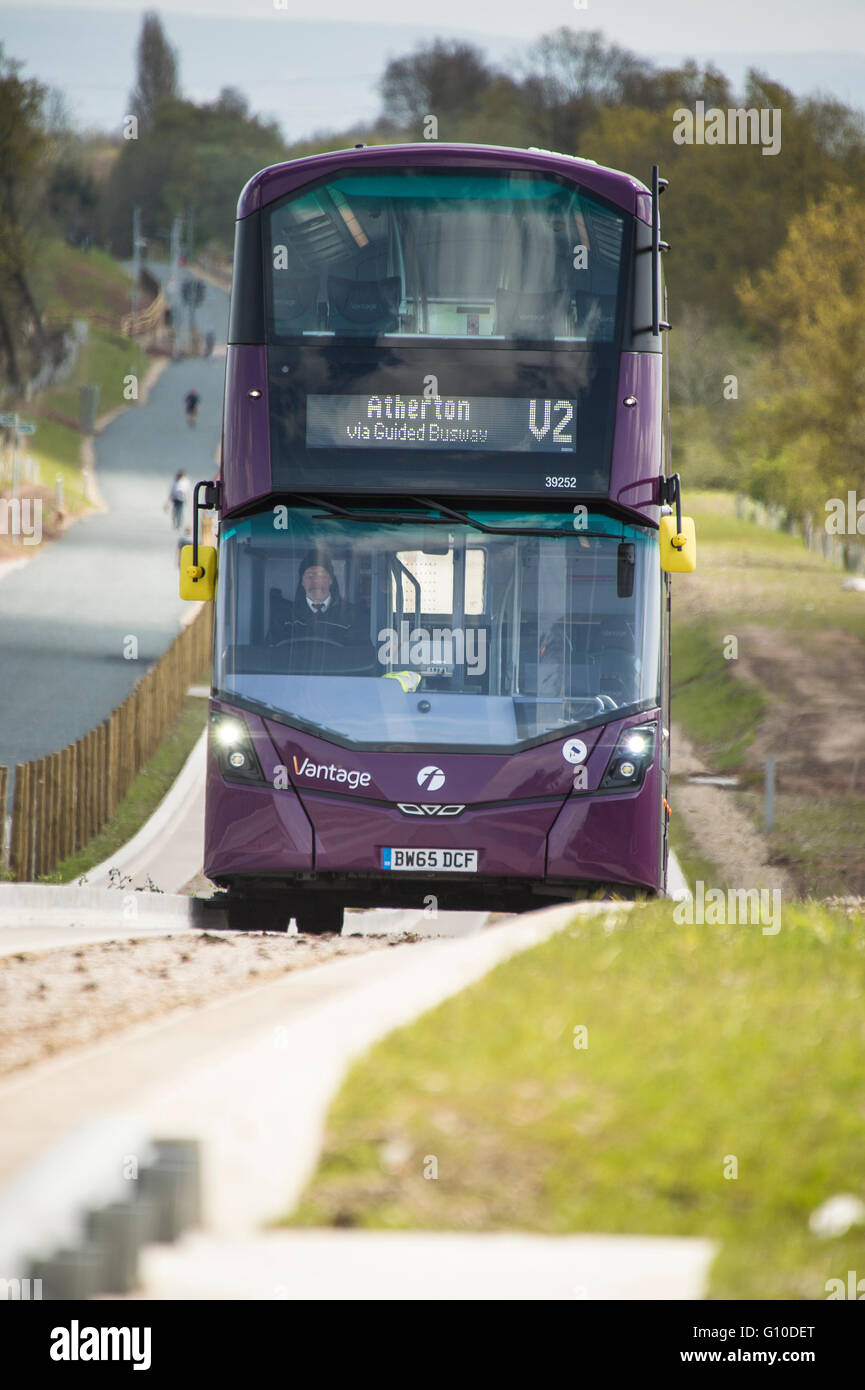Sur les nouveaux bus mauve busway guidé conducteur et les passagers visible Banque D'Images