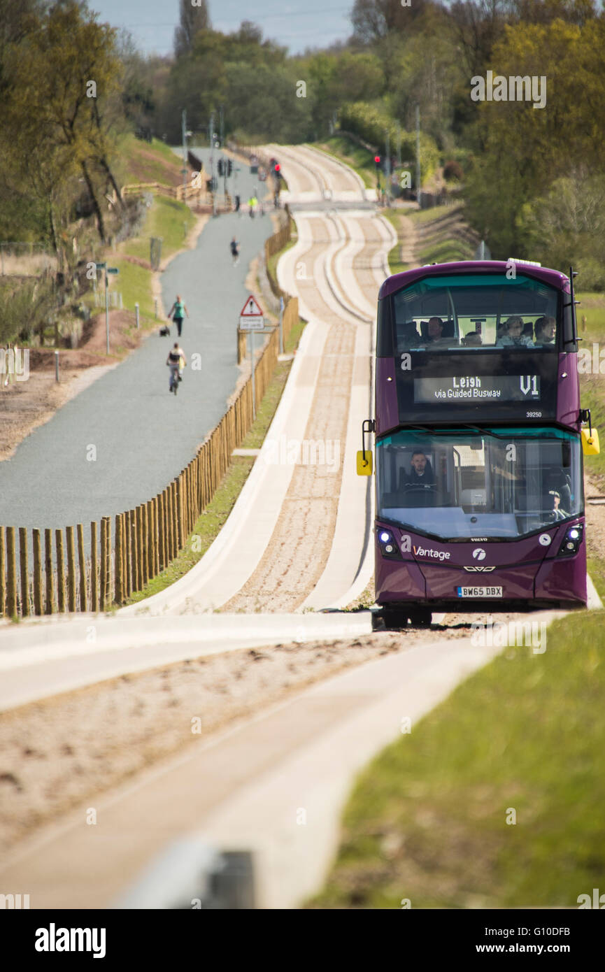 Sur les nouveaux bus mauve busway guidé conducteur et les passagers visible Banque D'Images