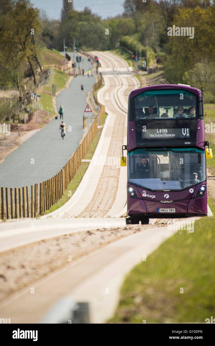 Sur les nouveaux bus mauve busway guidé conducteur et les passagers visible Banque D'Images