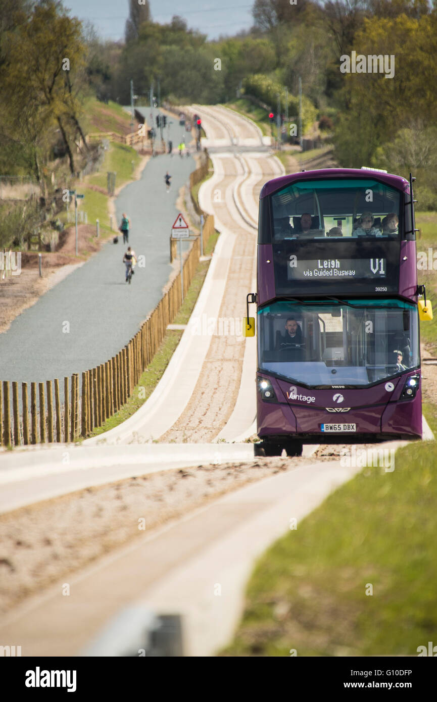 Sur les nouveaux bus mauve busway guidé conducteur et les passagers visible Banque D'Images