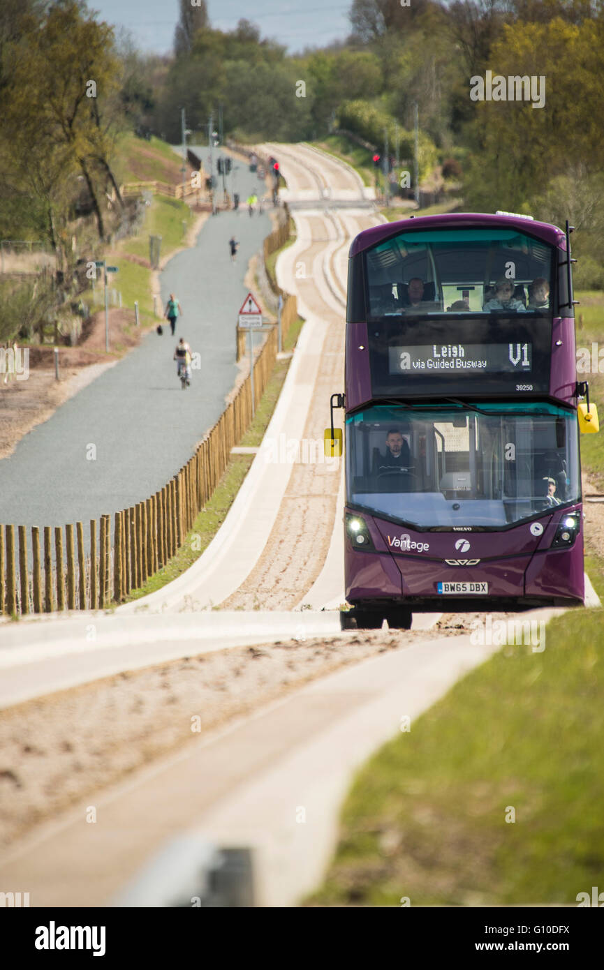 Sur les nouveaux bus mauve busway guidé conducteur et les passagers visible Banque D'Images