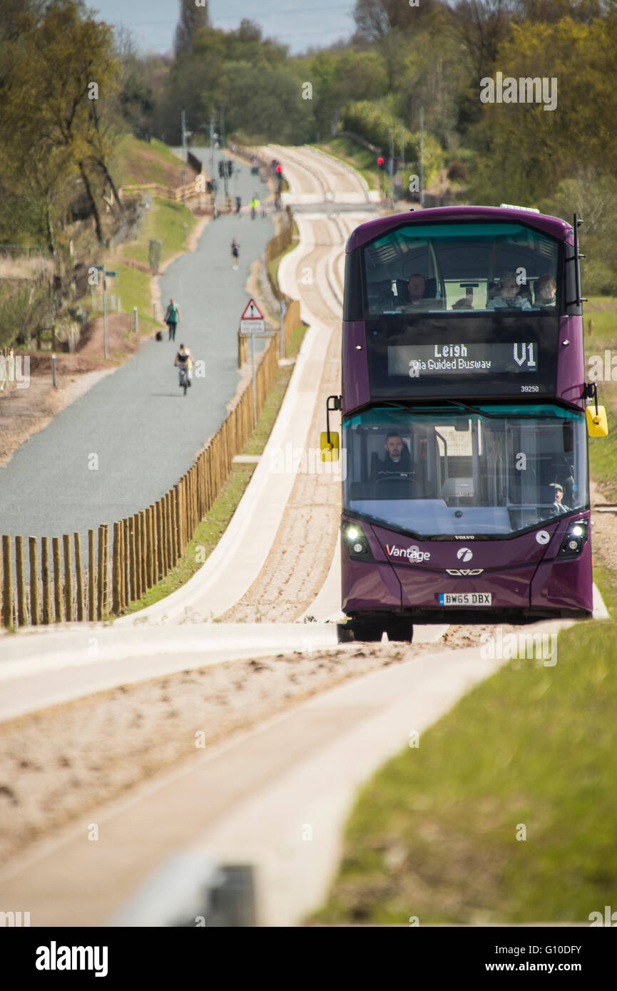 Sur les nouveaux bus mauve busway guidé conducteur et les passagers visible Banque D'Images