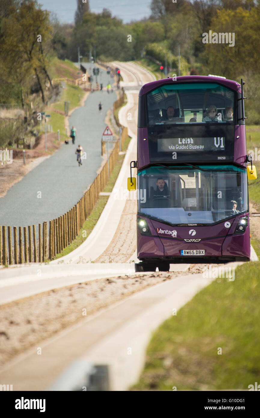 Sur les nouveaux bus mauve busway guidé conducteur et les passagers visible Banque D'Images