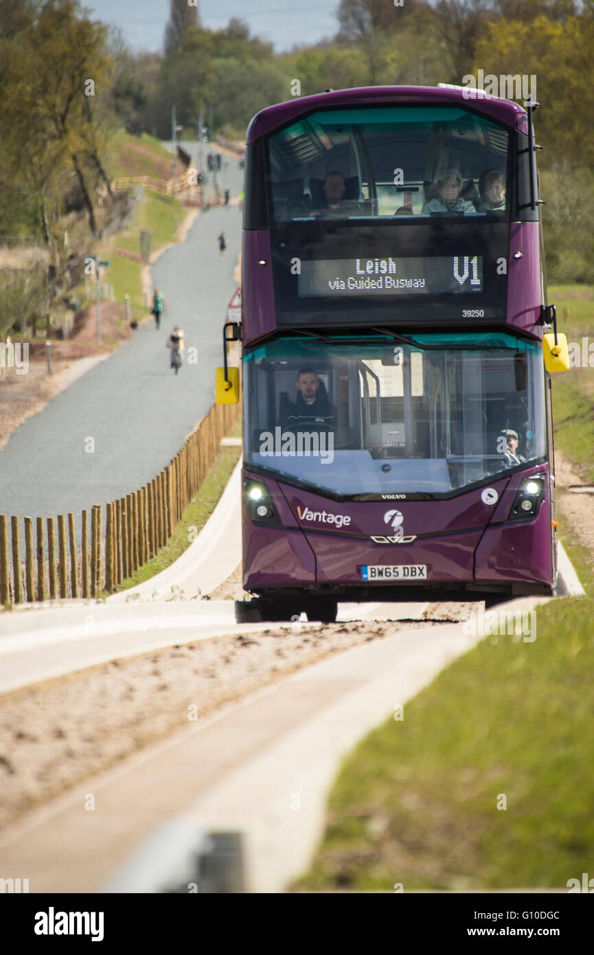 Sur les nouveaux bus mauve busway guidé conducteur et les passagers visible Banque D'Images