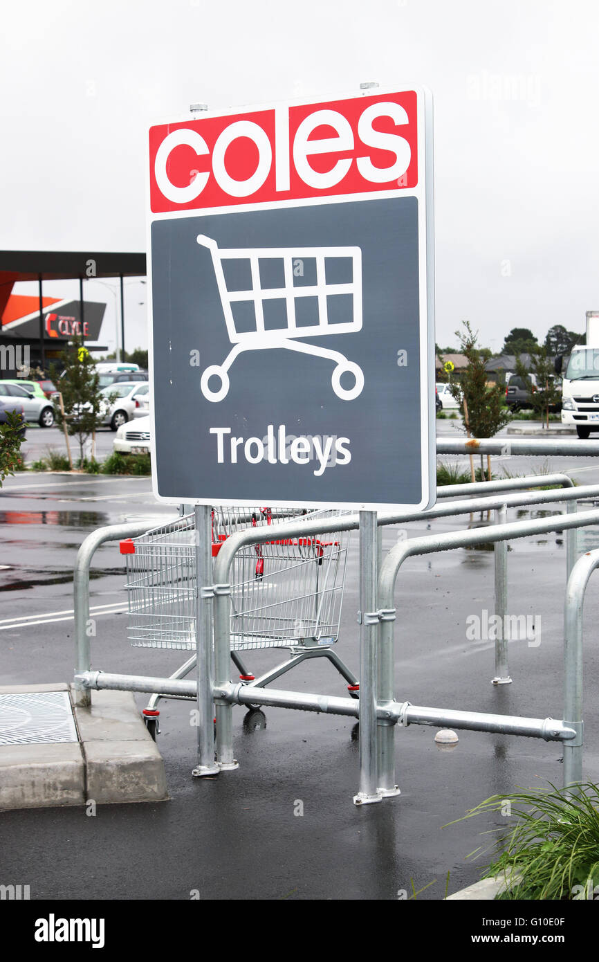 Dans un chariot de supermarché Coles Bay en stationnement pour les clients contre un chariot sign Banque D'Images