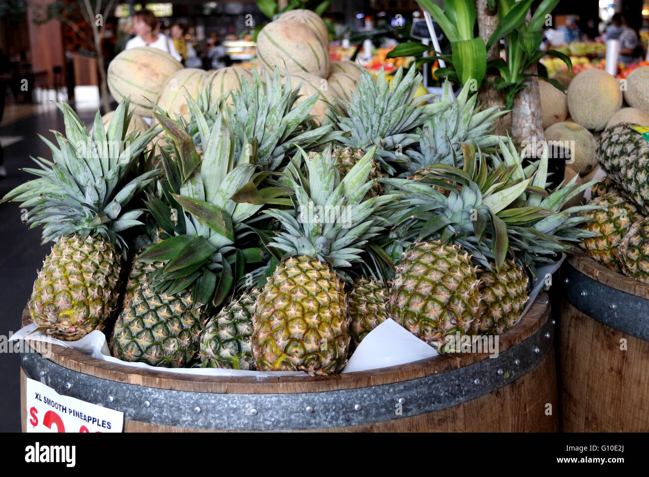 Les ananas frais à la vente à l'épicerie verte locale Banque D'Images