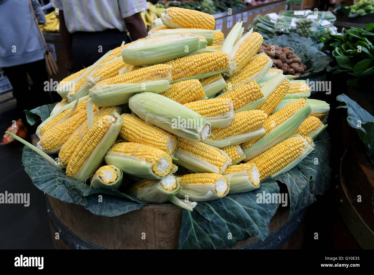 Un tas de maïs frais pour la vente au marché local Banque D'Images
