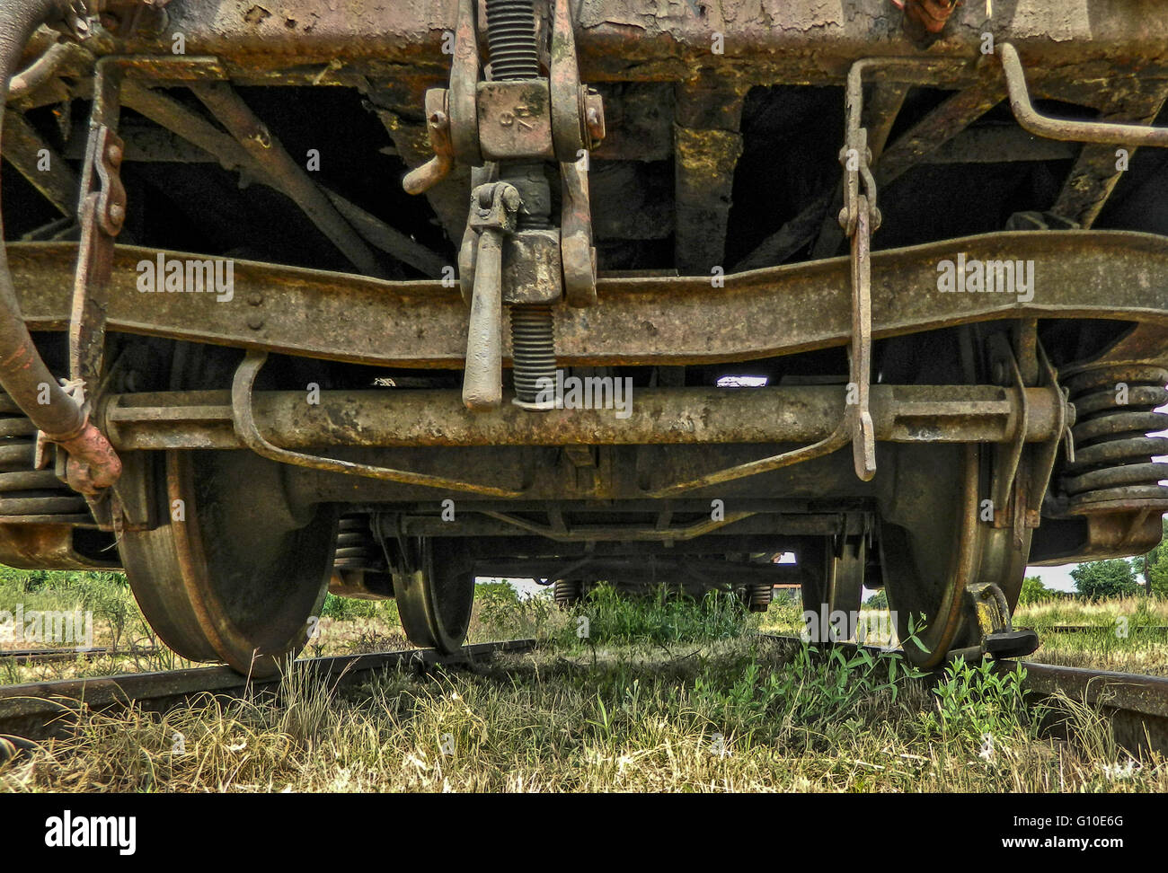 Vieux wagon debout sur la piste, qui est recouverte d'herbe. Banque D'Images