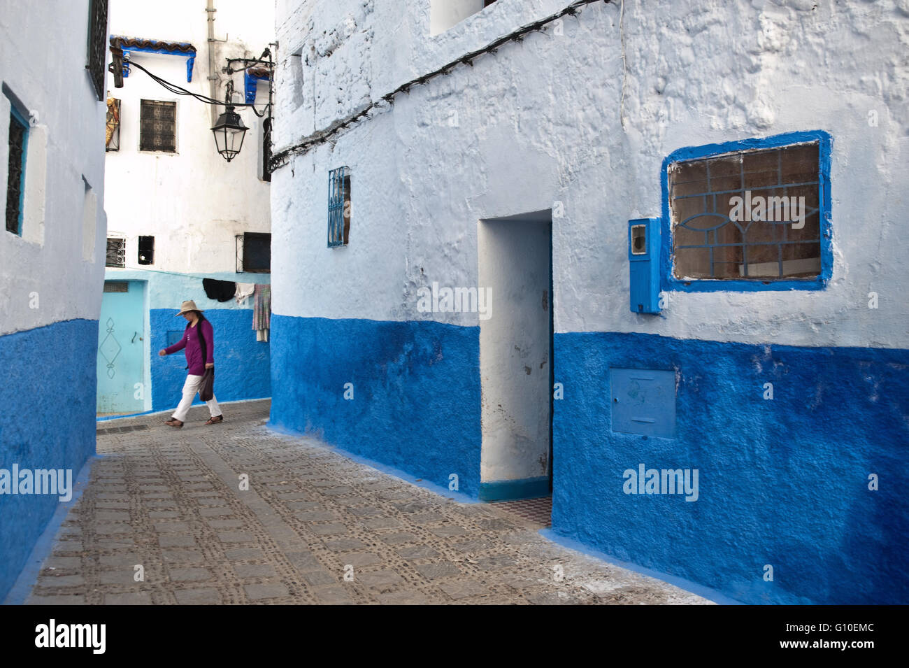 Les balades touristiques dans une rue à Chefchaouen (Maroc) Banque D'Images