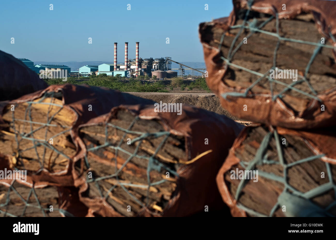 Sacs de charbon  + usine de canne à sucre dans l'arrière-plan. À partir de l'Éthiopie. Banque D'Images