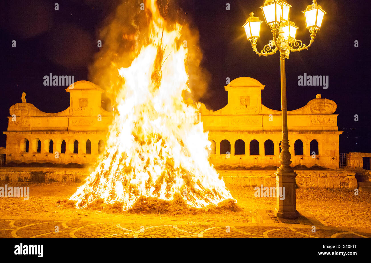 Grand feu appelé Luminaria pour la procession du Vendredi saint au cours de la passion du Christ à Leonforte, Sicile Banque D'Images