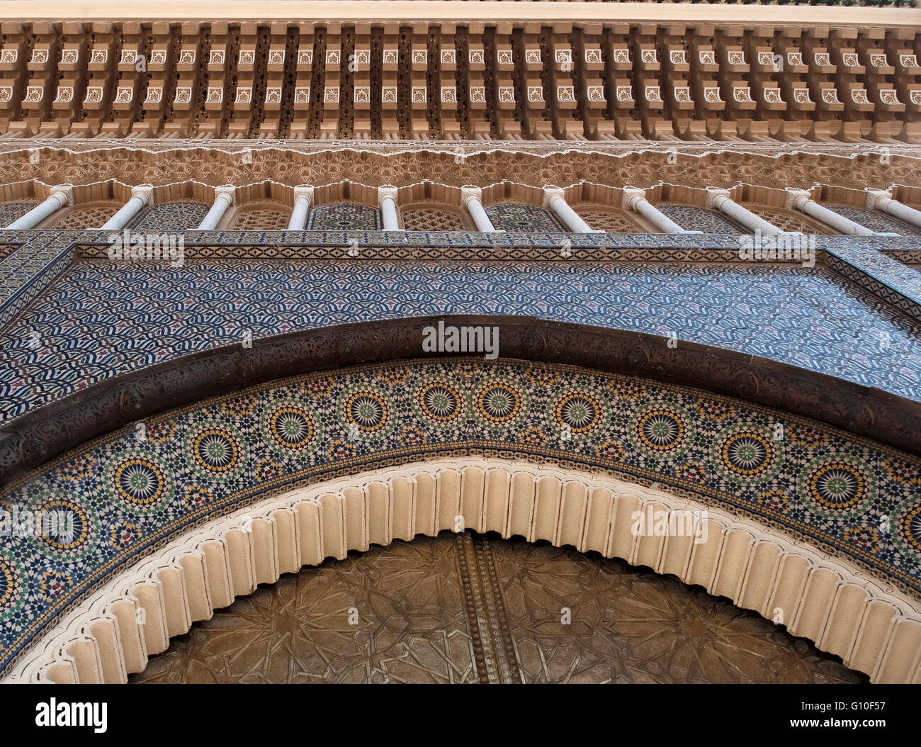 Fragment d'architecture arabesque, porte de Imperial Palace à Casablanca, Maroc Banque D'Images