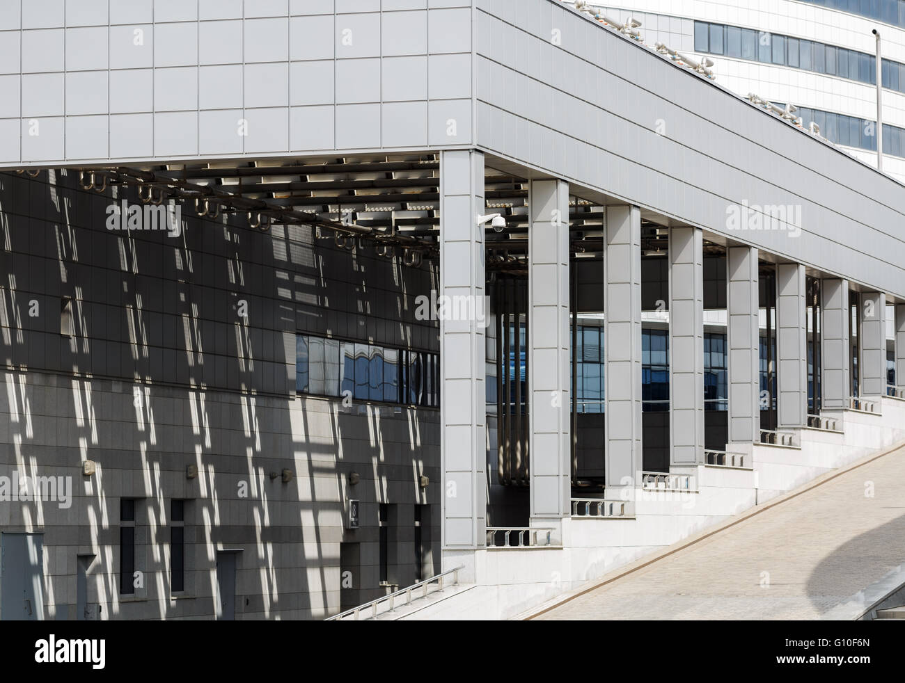 Bâtiment industriel moderne avec une colonnade Banque D'Images