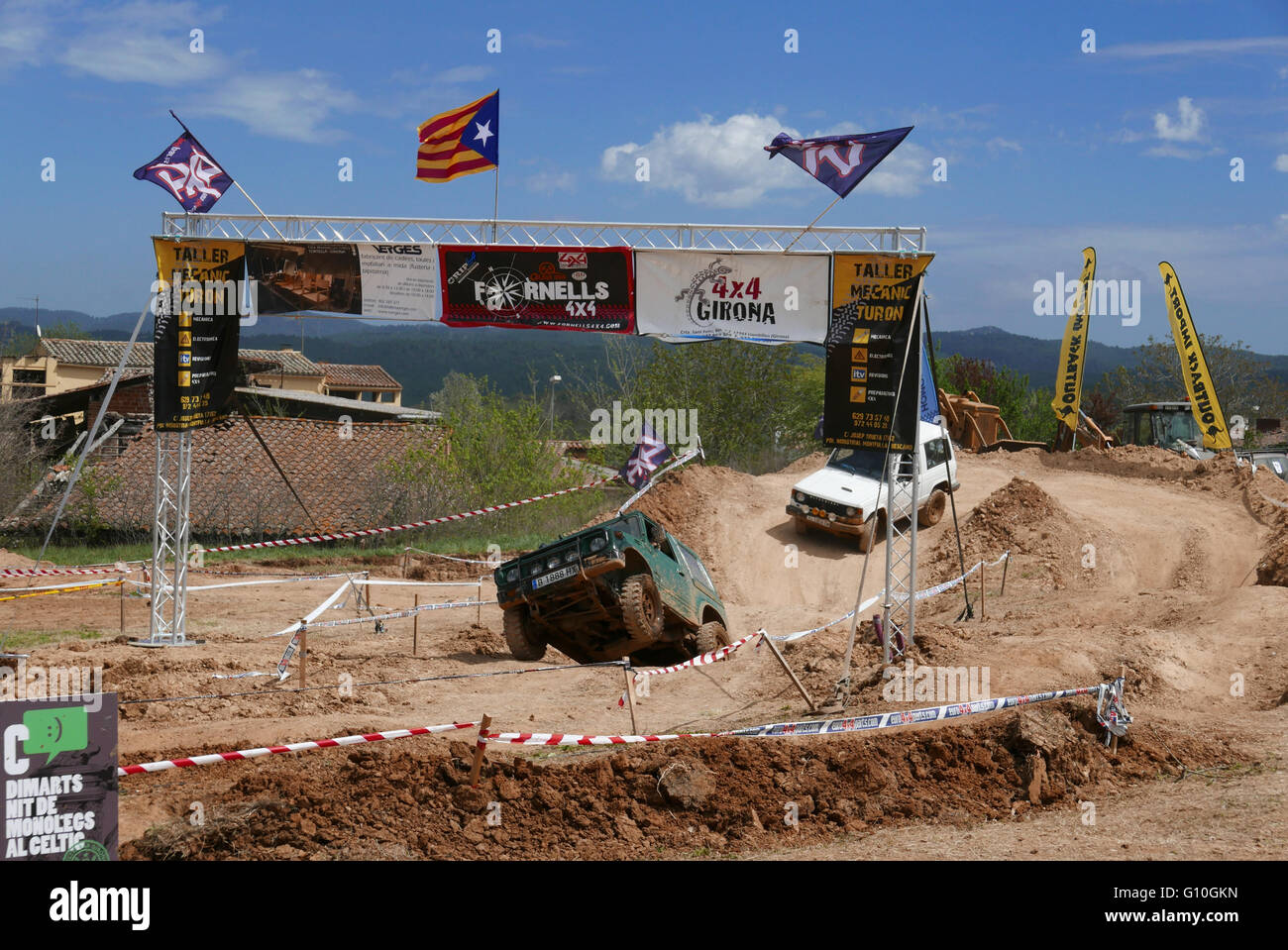 Les véhicules à quatre roues motrices de la conduite sur un circuit hors route en Espagne Banque D'Images