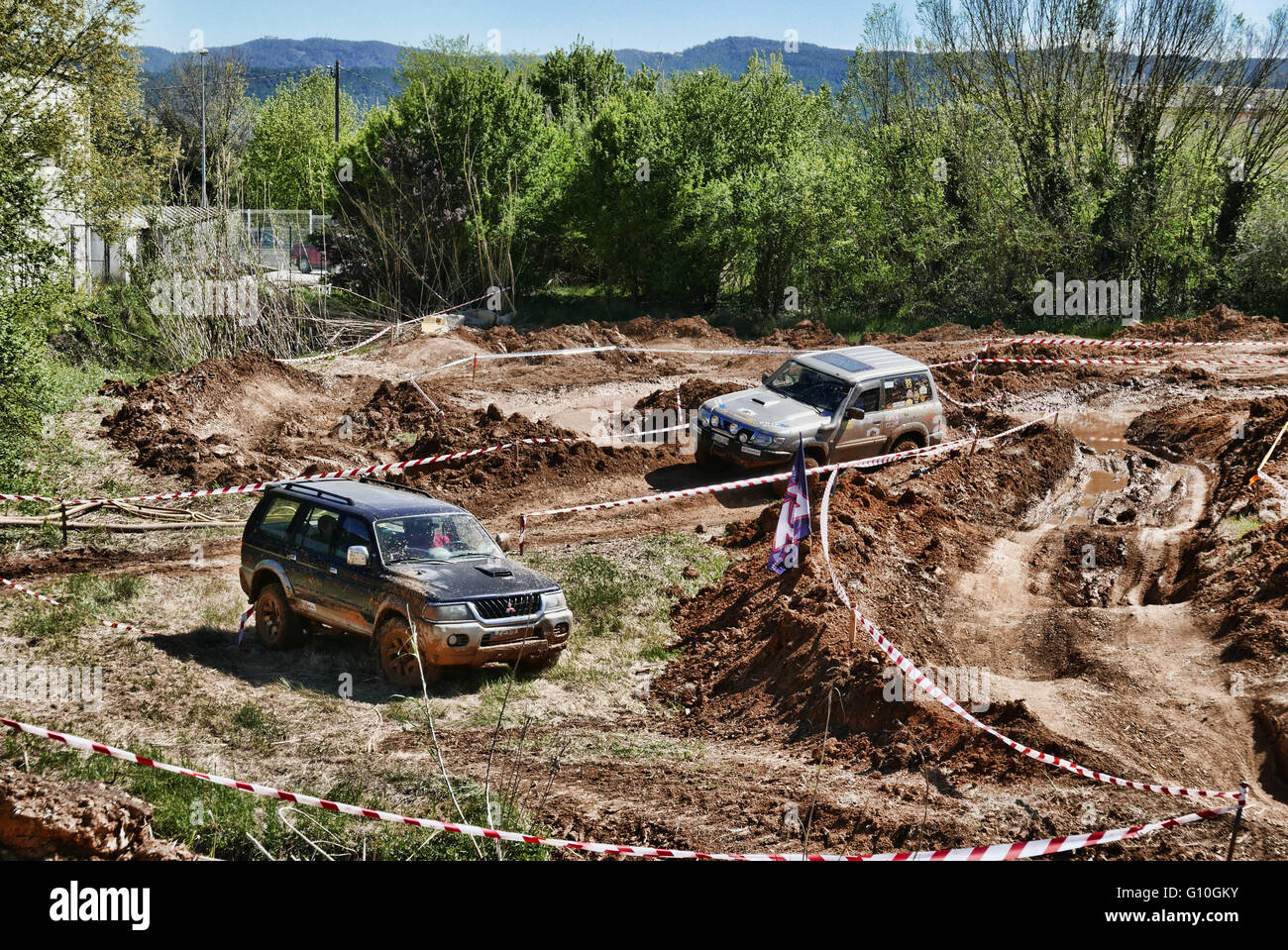 Les véhicules à quatre roues motrices de la conduite sur un circuit hors route en Espagne Banque D'Images