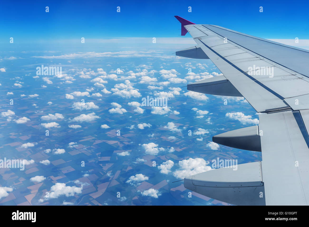 Vue à travers la fenêtre de l'avion Banque D'Images
