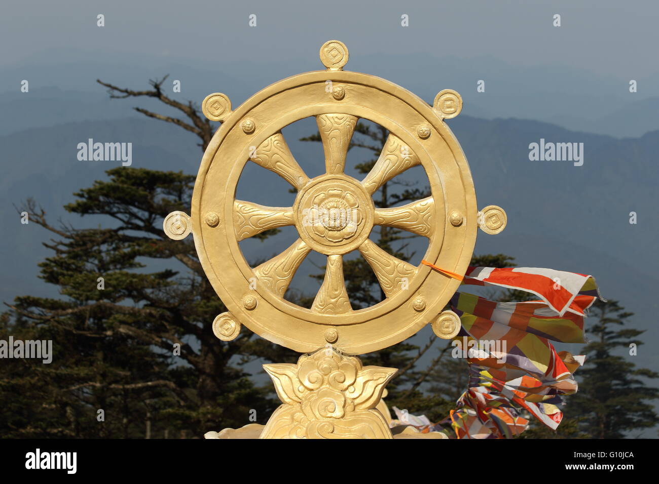 Dharmachakra, une roue des couleurs d'or. Banque D'Images