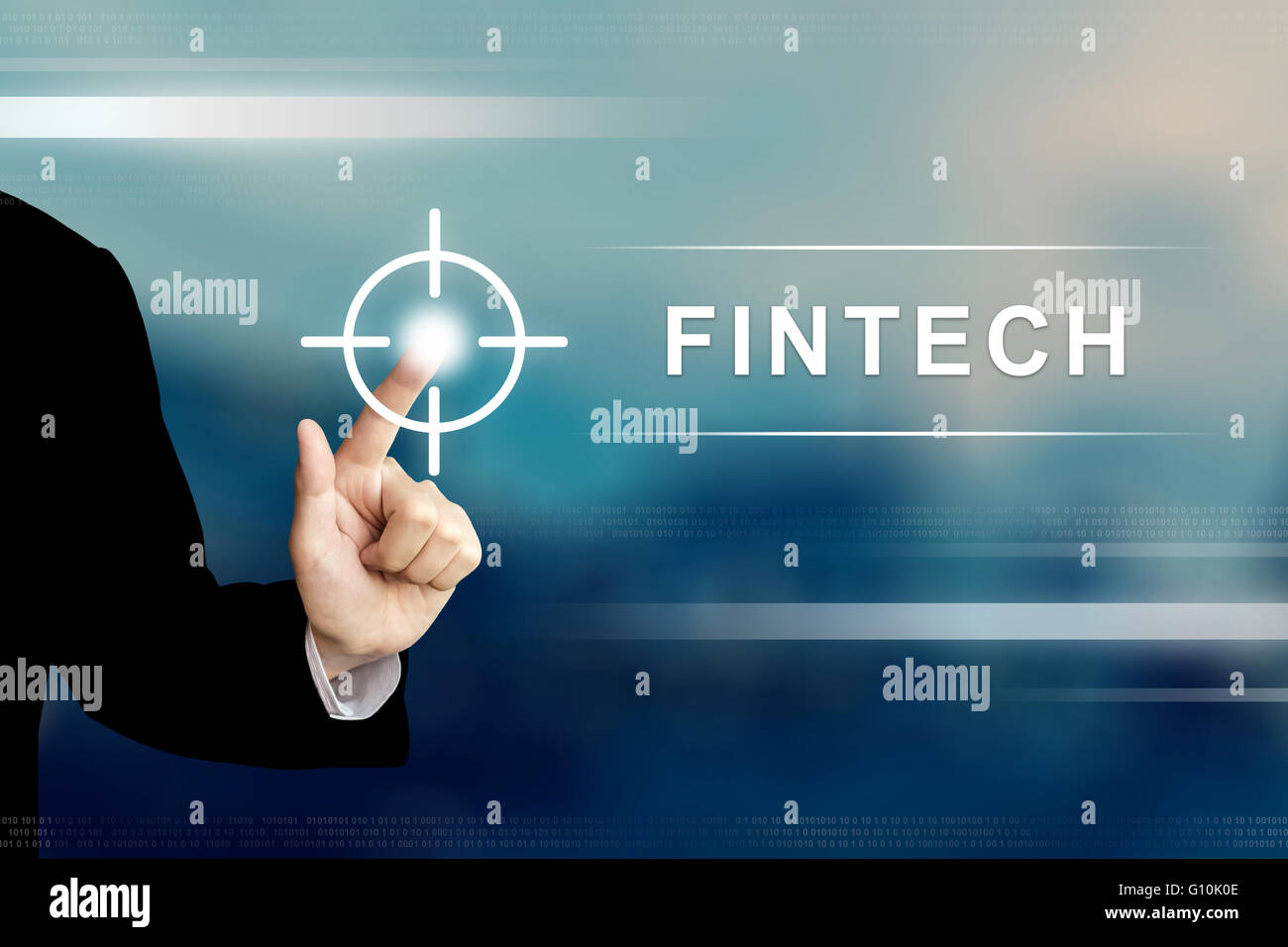 La main d'affaires financières ou en poussant la technologie fintech bouton sur une interface d'écran tactile Banque D'Images