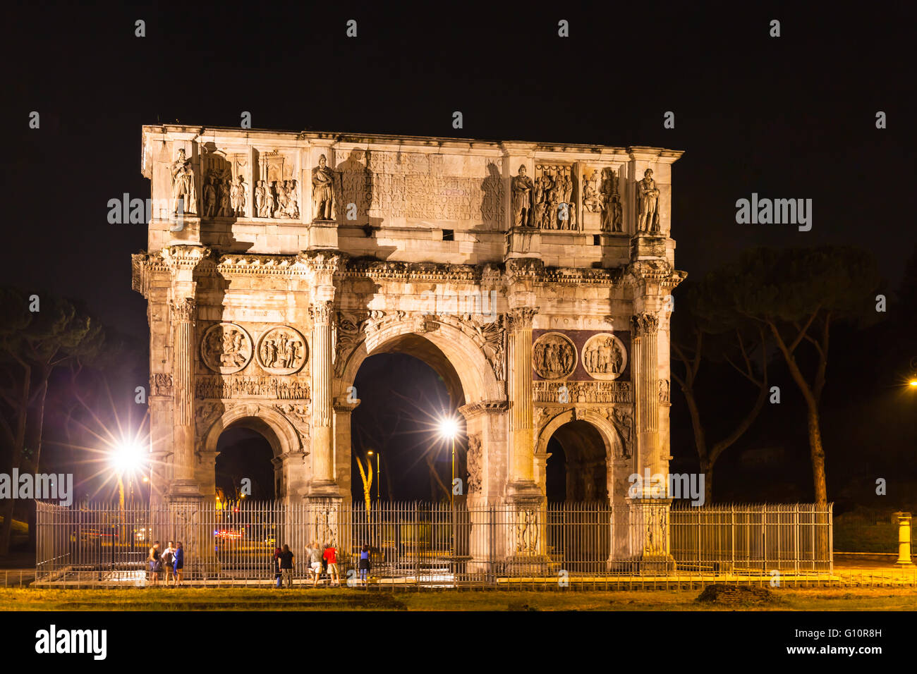 Vue de nuit Arc de Constantin près du Colisée à Rome, Italie Banque D'Images