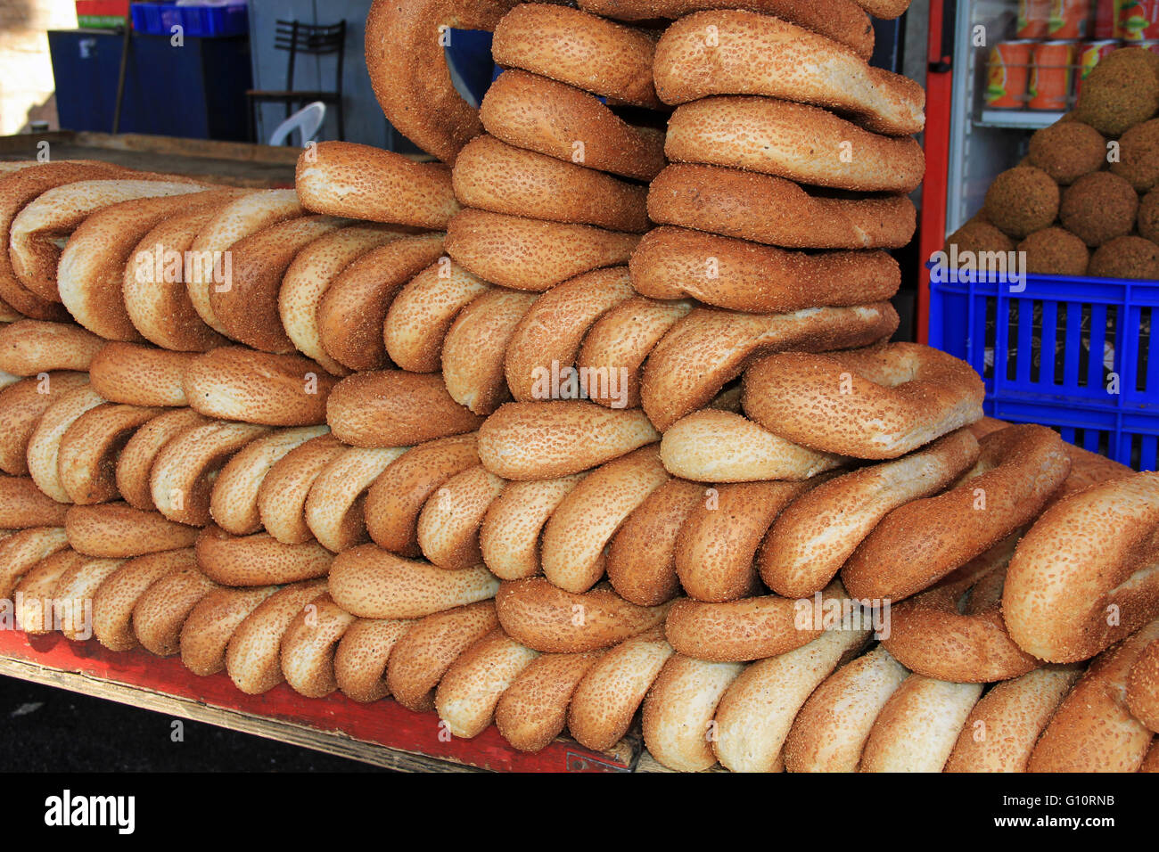 Un marché en plein air avec décrochage falafel et pain bagel dans le quartier chrétien de la vieille ville de Jérusalem, Israël. Banque D'Images