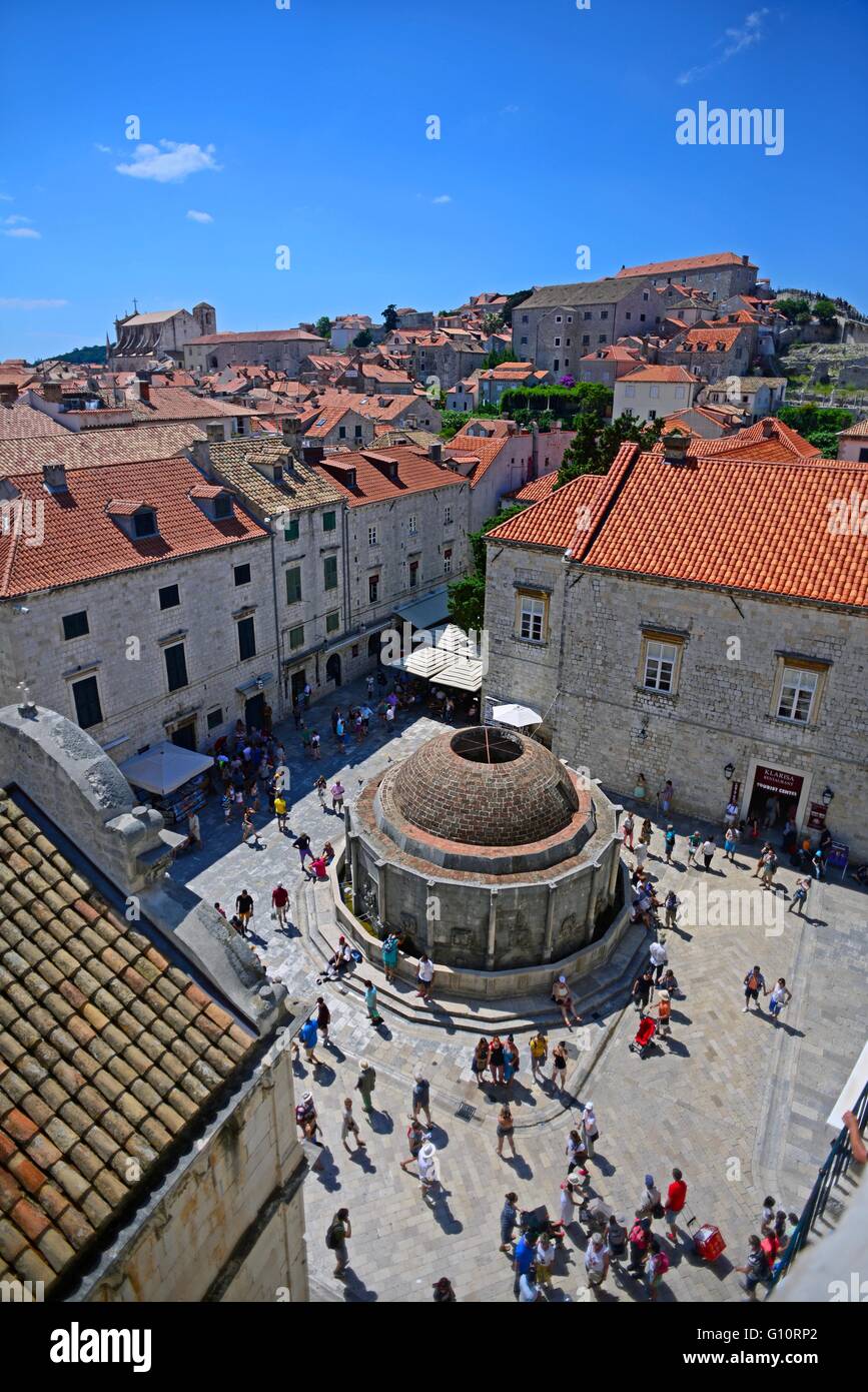 Vue de la grande fontaine d'Onofrio et la rue principale stradun placa de remparts, vieille ville de Dubrovnik, Croatie Banque D'Images