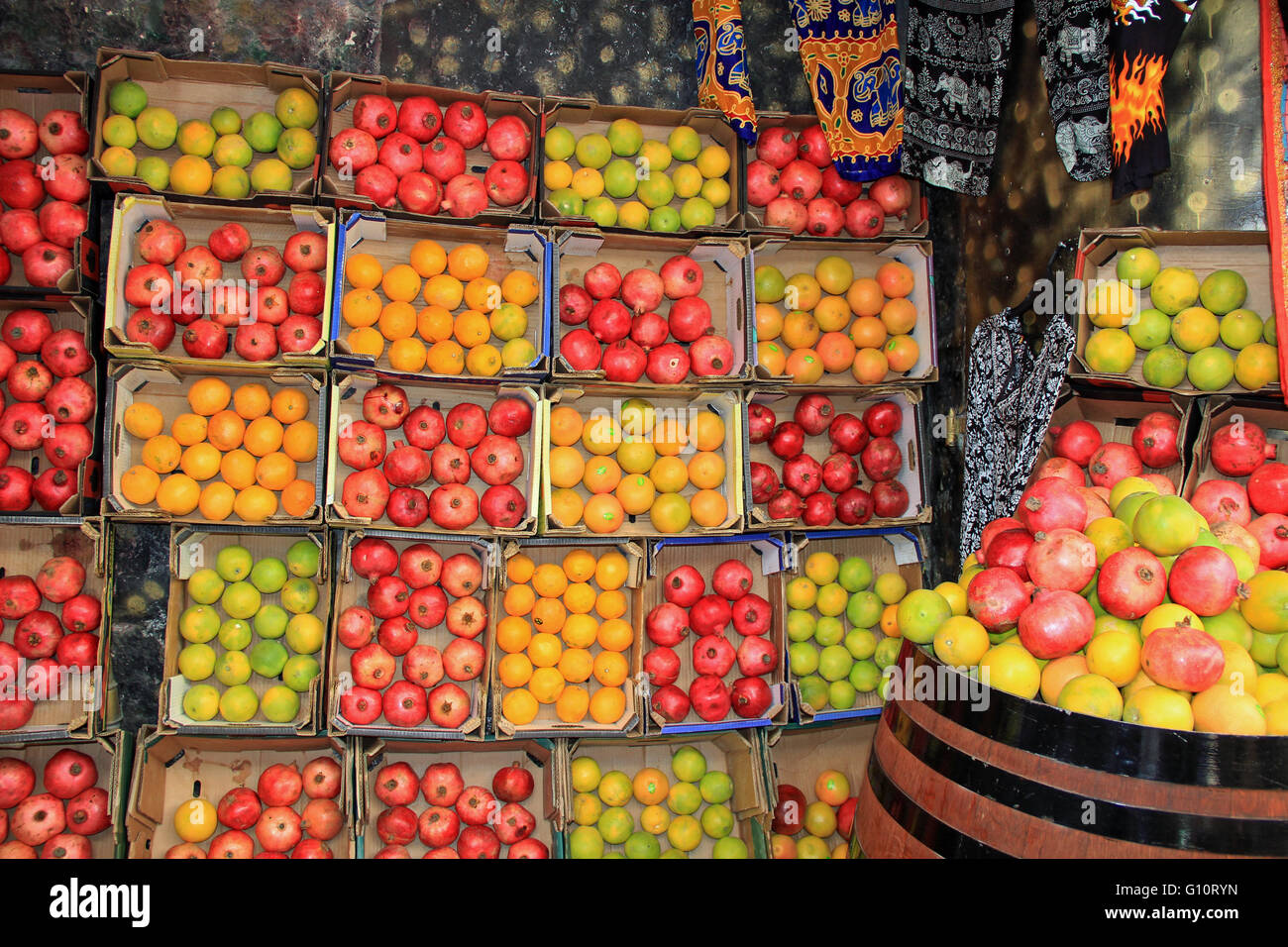 Un marché en plein air, wc séparés avec des oranges et des grenades dans le quartier chrétien de la vieille ville de Jérusalem, Israël. Banque D'Images
