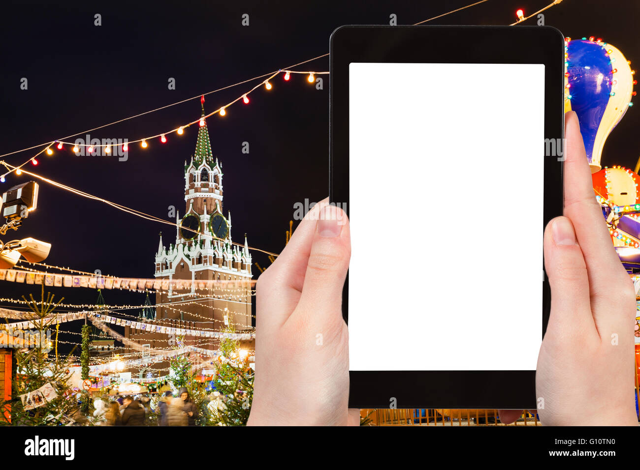 Travel Concept - photographies touristiques Foire de Noël sur la Place Rouge à Moscou en nuit sur tablet pc avec écran vide avec découpe Banque D'Images