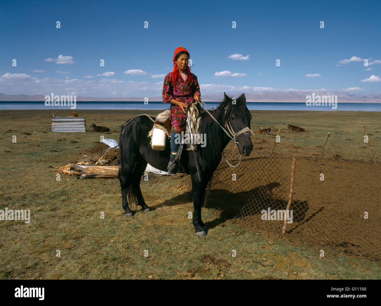 Chanson du lac Kul Kirghizistan Femme sur l'exécution de contenant de lait Banque D'Images