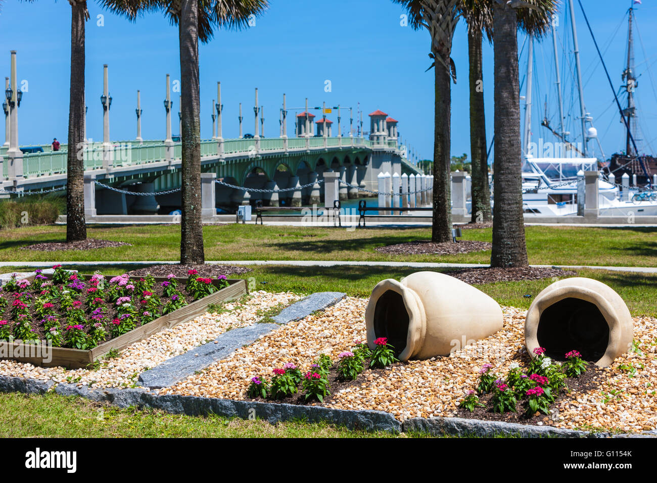 Vue sur le Pont de Lions de le long du front de mer à Saint Augustine, en Floride. Banque D'Images