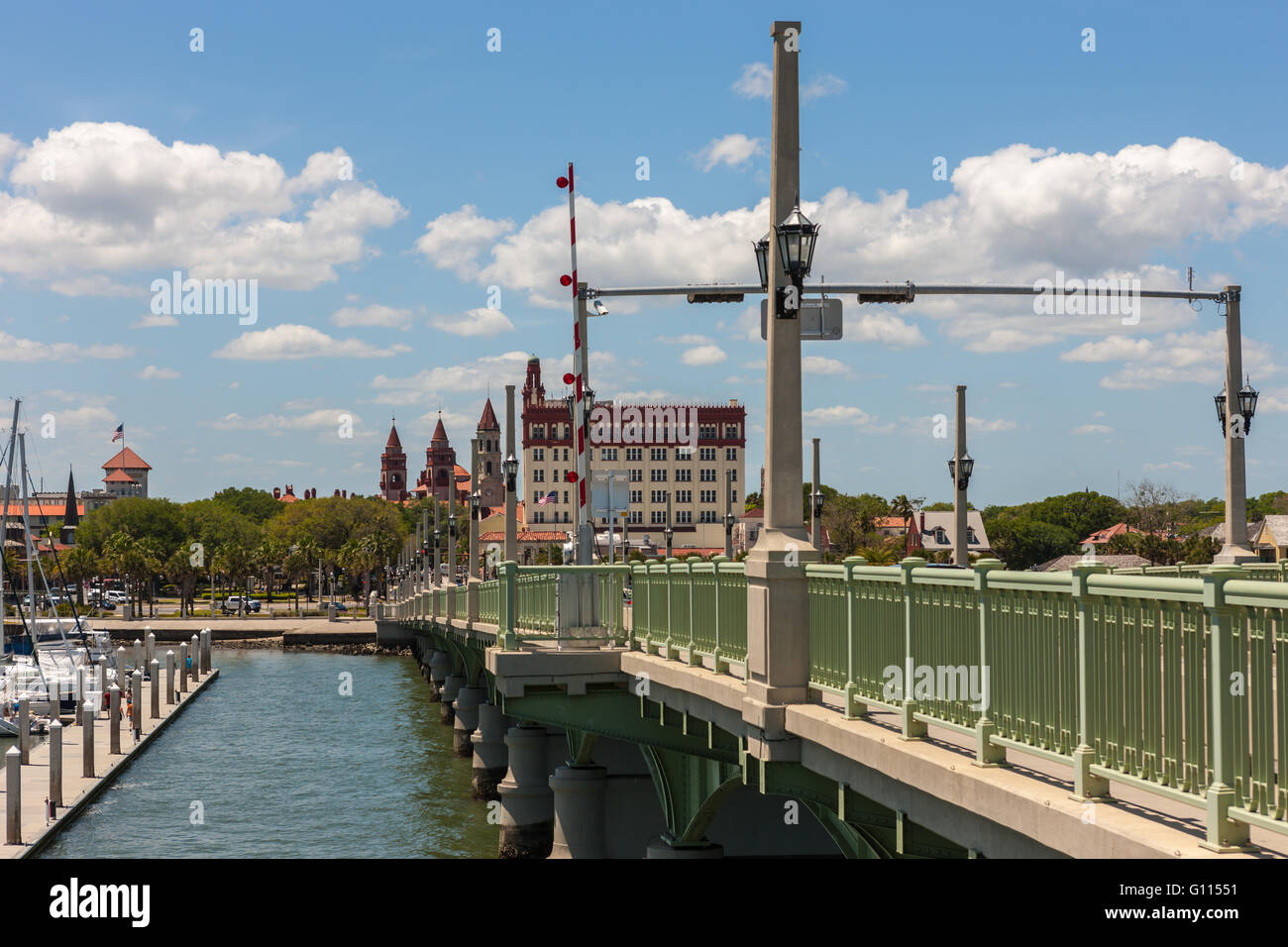 Vue du Pont de Lions sur la rivière Matanzas vers le quartier historique de Saint Augustine, en Floride. Banque D'Images