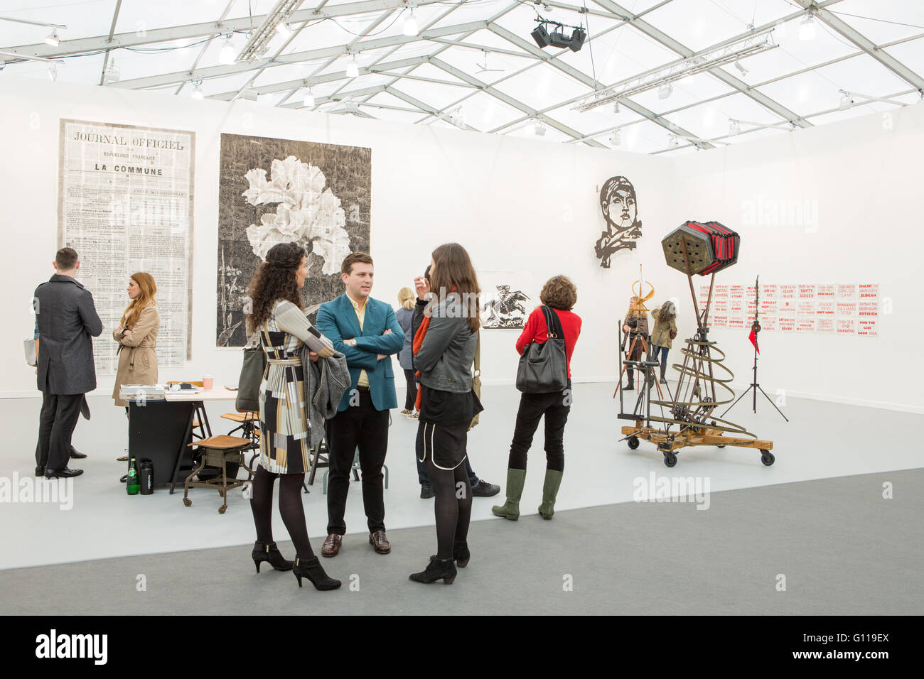 New York, New York, USA. 06 mai, 2016. Frieze Art Fair de New York. Les visiteurs à l'extérieur du chat Marian Goodman Gallery, qui a établissements à New York, Londres et Paris. Credit : Ed Lefkowicz/Alamy Live News Banque D'Images