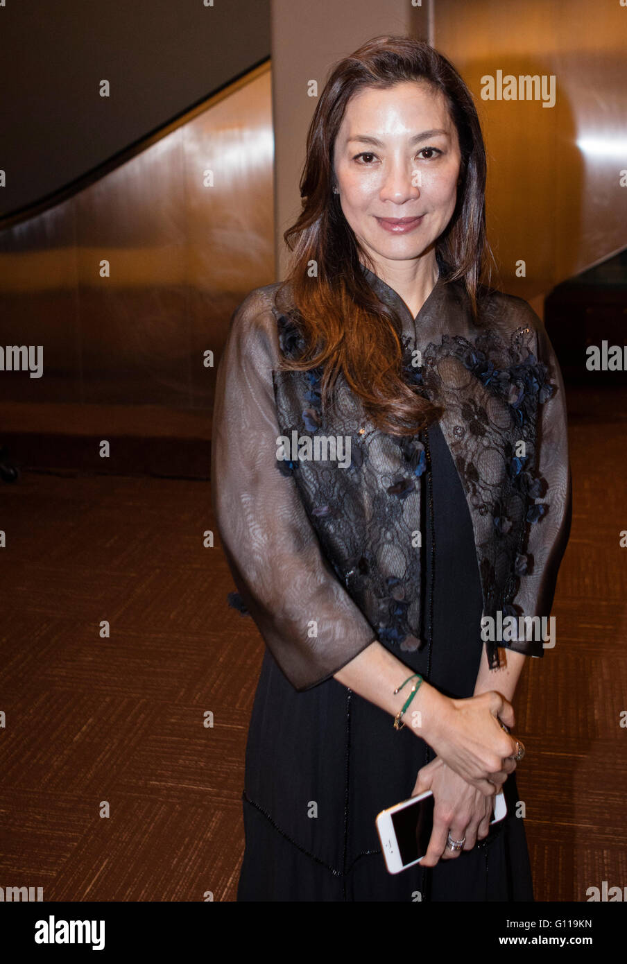 New York, États-Unis. 06Th Mai, 2016. Chinese-Malaysian l'actrice Michelle Yeoh posent pour une photo pendant la cérémonie de remise des Prix pour l'Organisation des Nations Unies pour la paix affiche de concours aujourd'hui au siège des Nations Unies à New York. © Luiz Rampelotto/PacificPress/Alamy Live News Banque D'Images