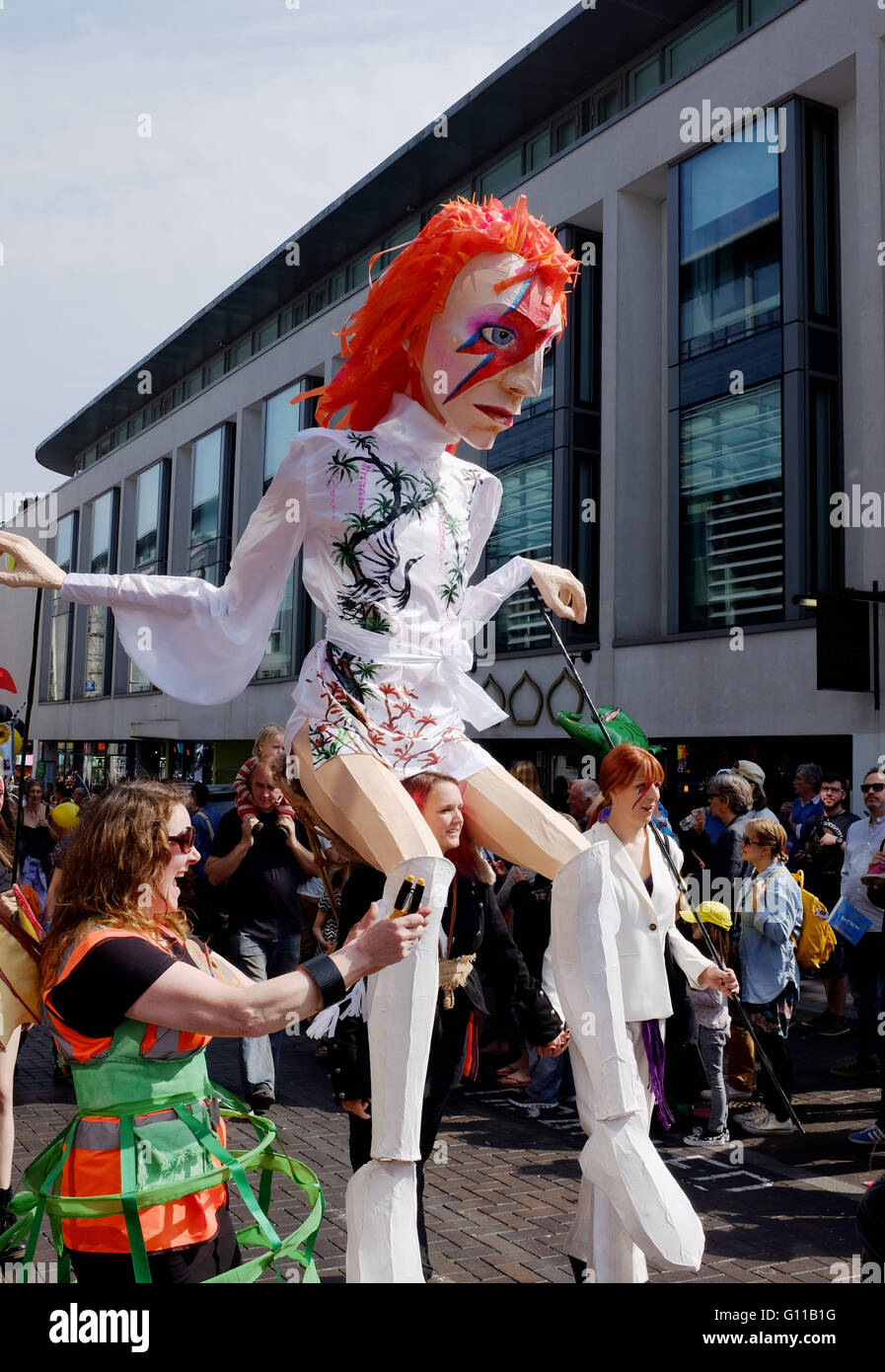Brighton UK 7 mai 2016 - une marionnette géante de musicien David Bowie qui est décédé plus tôt cette année a fait partie de l'Brighton Festival Children's Parade aujourd'hui avec plus de 5000 enfants participant local . Le défilé est organisé par les arts communautaires de bienfaisance même ciel avec le thème de cette année étant Brighton célèbre Crédit : Simon Dack/Alamy Live News Banque D'Images