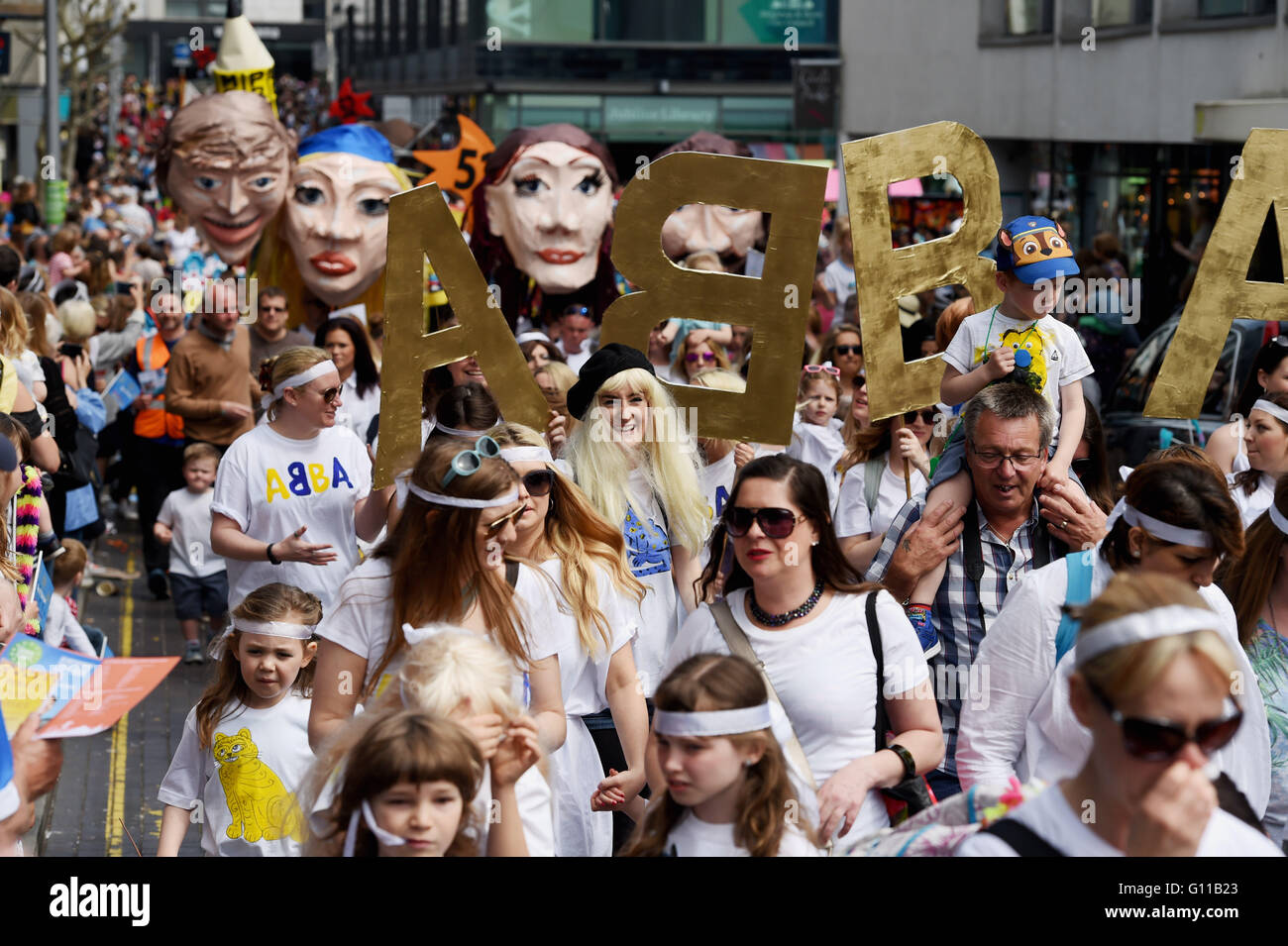 Brighton UK 7 mai 2016 - Les membres du groupe pop ABBA qui a gagné le concours Eurovision de la chanson à Brighton sont représentés dans le Brighton Festival Children's Parade aujourd'hui avec plus de 5000 enfants participant local . Le défilé est organisé par les arts communautaires de bienfaisance même ciel avec le thème de cette année étant Brighton célèbre Crédit : Simon Dack/Alamy Live News Banque D'Images