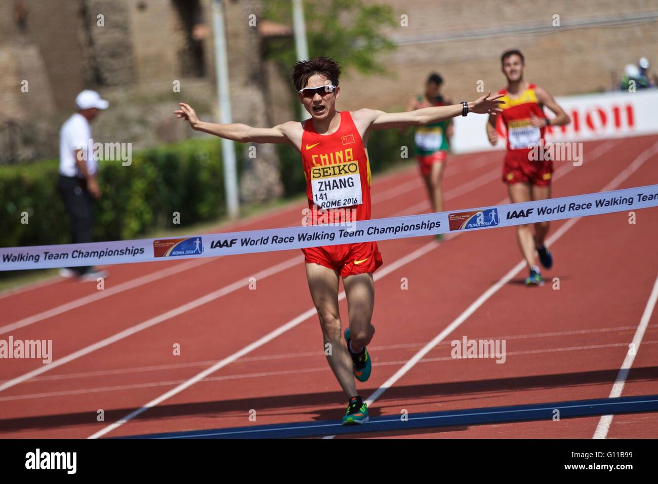 Rome, Italie. 7 mai, 2016. La Chine Zhang Jun sprint vers la ligne d'arrivée lors de la course de 10km U20 pour les hommes au final les championnats du monde de course pédestre par équipes à Rome, Italie, le 7 mai 2016. Zhang Jun réclamé le titre avec 40:23. Credit : Jin Yu/Xinhua/Alamy Live News Banque D'Images