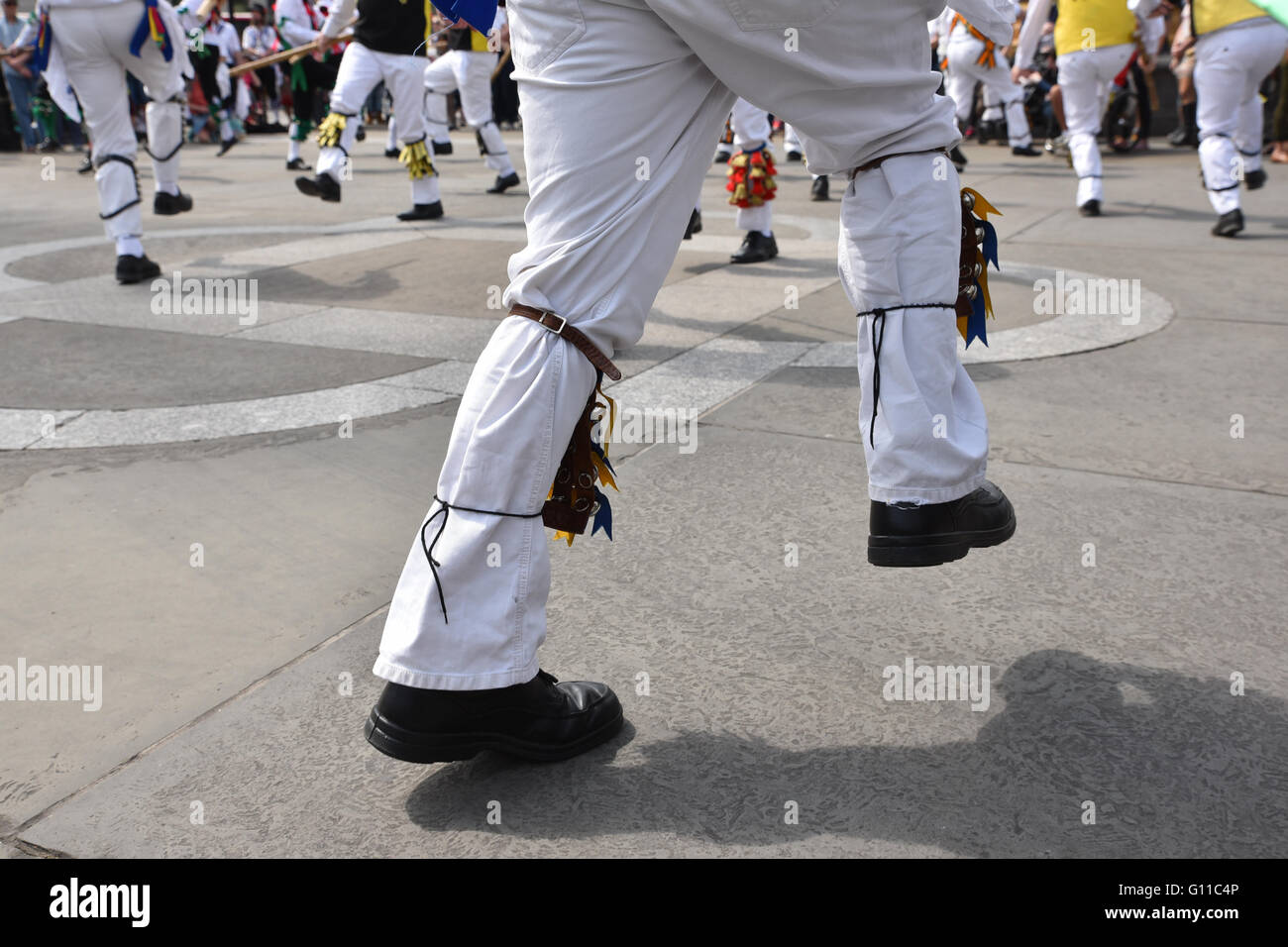 Trafalgar Square, Londres, Royaume-Uni. 7e mai 2016. Journée de la danse. Une masse Morris dancing event à Trafalgar Square Banque D'Images
