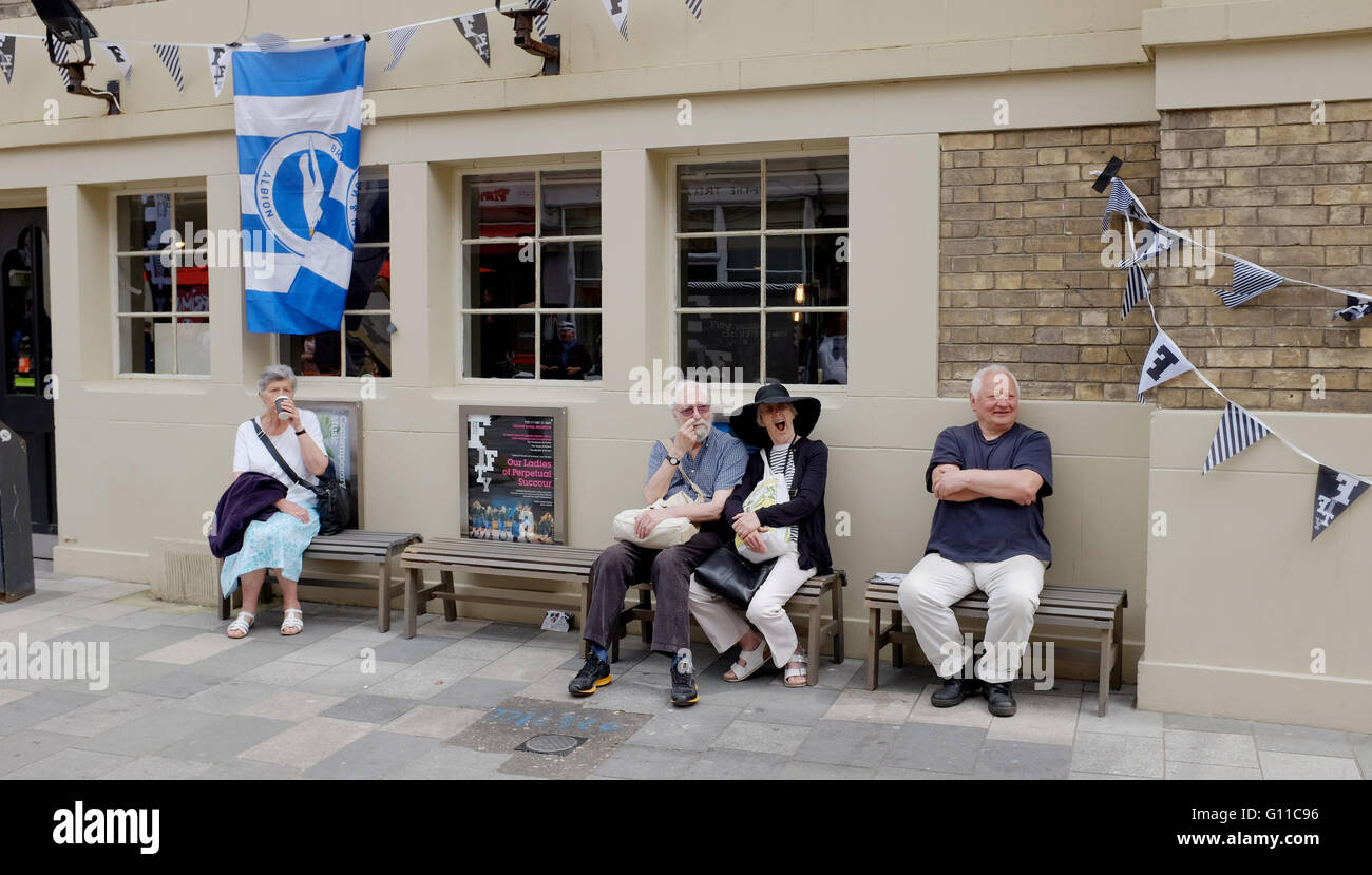 Brighton UK 7 mai 2016 - ce couple de prendre une pause de regarder des artistes interprètes ou exécutants dans le Brighton Festival Fringe Ville événements ayant lieu au cours du week-end : Crédit Simon Dack/Alamy Live News Banque D'Images