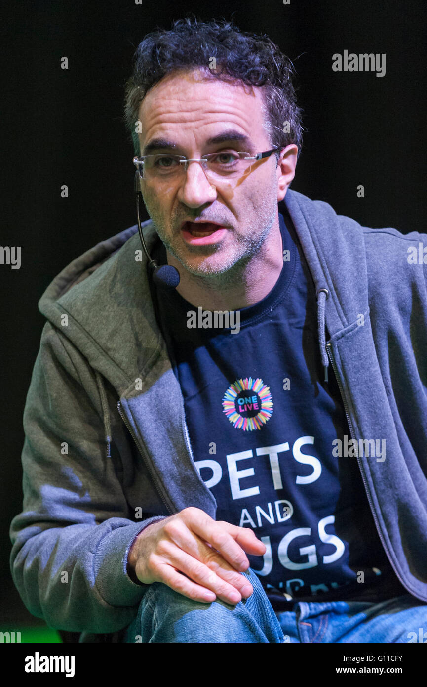 Londres, Royaume-Uni. 7 mai 2016. Supervet de Channel 4, Noel Fitzpatrick, sur scène. Des foules immenses d'animaux visiter Le National Pet Show à l'Excel Centre. Tout, des chiens, chats, petits animaux à fourrure pour les reptiles sont exposées pour les visiteurs de rencontrer. Crédit : Stephen Chung / Alamy Live News Banque D'Images