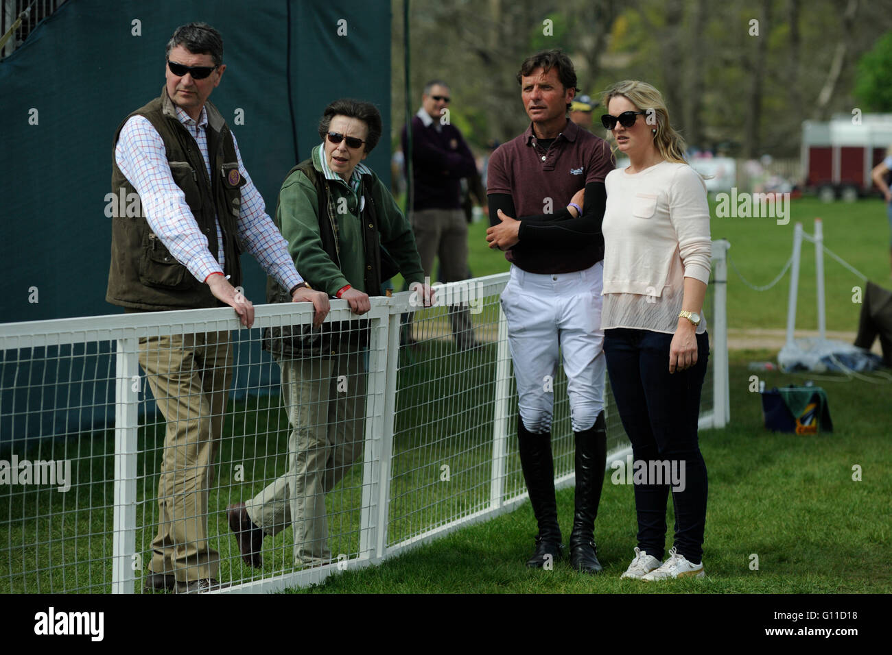 Badminton, UK. 07Th Mai, 2016. 07/05/2016. Badminton, Angleterre. Les 2016 Mitsubishi Motors Badminton Horse Trials. Son Altesse Royale la princesse Royal et le commandant Timothy Lawrence regardant Zara Tindall Royaume riding high durant la phase de cross-country le jour 3. La Mitsubishi Motors Badminton Horse Trials lieu 5 au 8 mai. Credit : Jonathan Clarke/Alamy Live News Banque D'Images