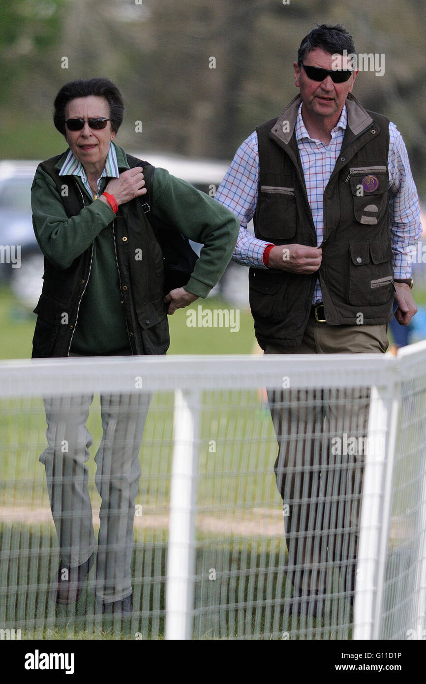 Badminton, UK. 07Th Mai, 2016. 07/05/2016. Badminton, Angleterre. Les 2016 Mitsubishi Motors Badminton Horse Trials. Son Altesse Royale la princesse Royal et le commandant Timothy Lawrence regardant Zara Tindall Royaume riding high durant la phase de cross-country le jour 3. La Mitsubishi Motors Badminton Horse Trials lieu 5 au 8 mai. Credit : Jonathan Clarke/Alamy Live News Banque D'Images